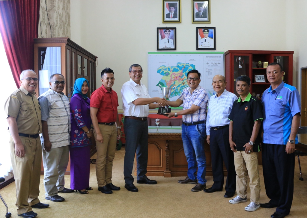 Menang di Ajang Derby Luak Limopuluah, Riza Falepi Diganjar Hadiah