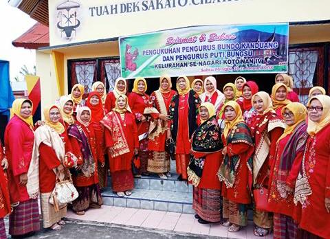 BUNDO KANDUANG DAN PUTI BUNGSU DIKUKUHKAN DI PAYAKUMBUH