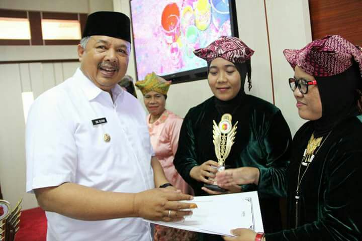 JUARA PEMBUAT RENDANG ITU MENERIMA HADIAH DARI WAKO SOLOK