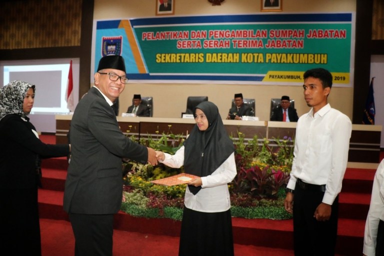 Walikota Riza Serahkan SK 115 CPNS Kota Payakumbuh Yang Lulus Seleksi Tahun 2018