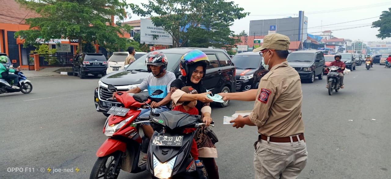 TAGANA Kota Payakumbuh Bagikan 2000 Masker Dijalan
