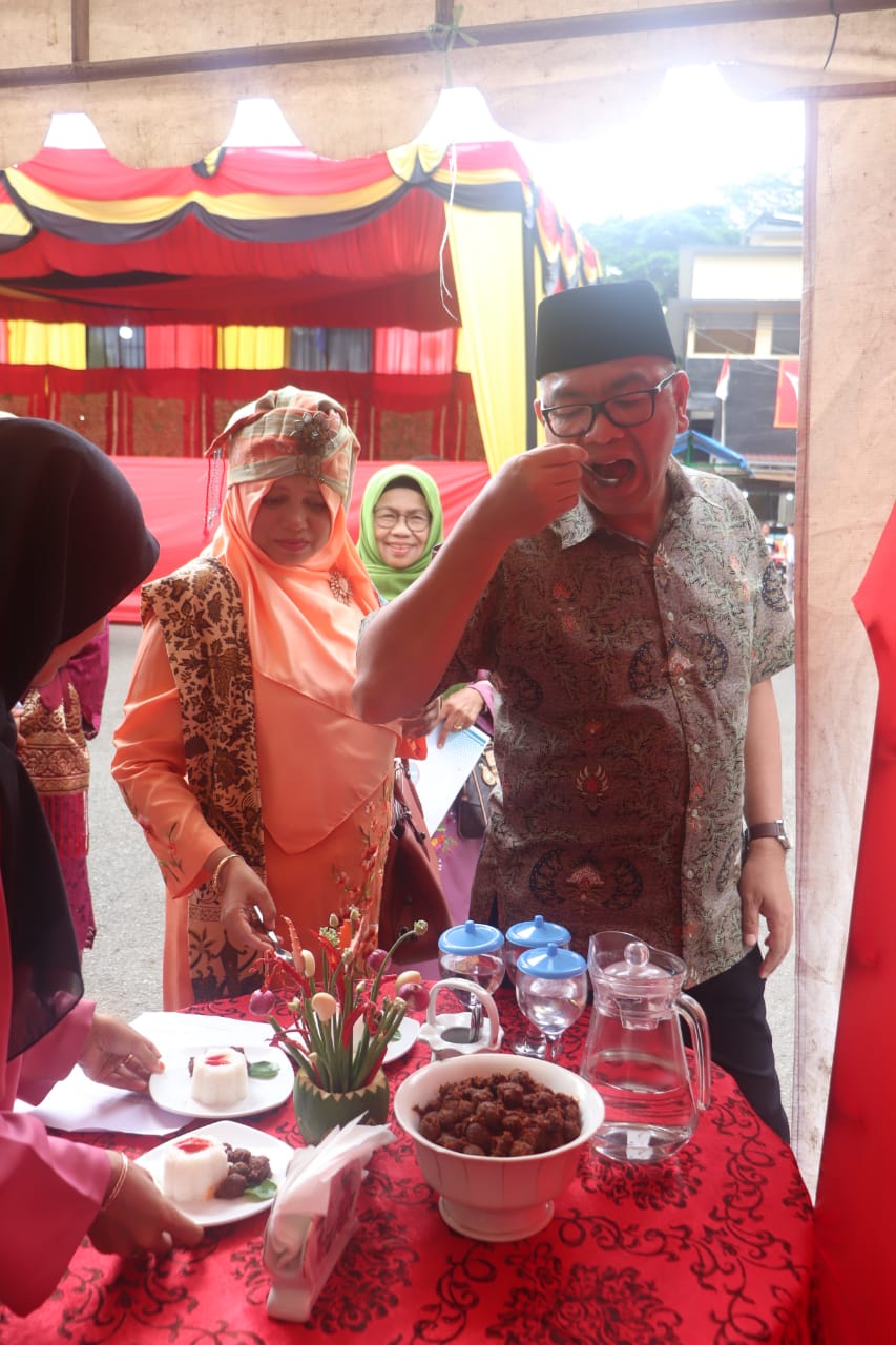Walikota Dan Istri Nikmati Enaknya Randang Bundo Kanduang Nagari Se Payakumbuh