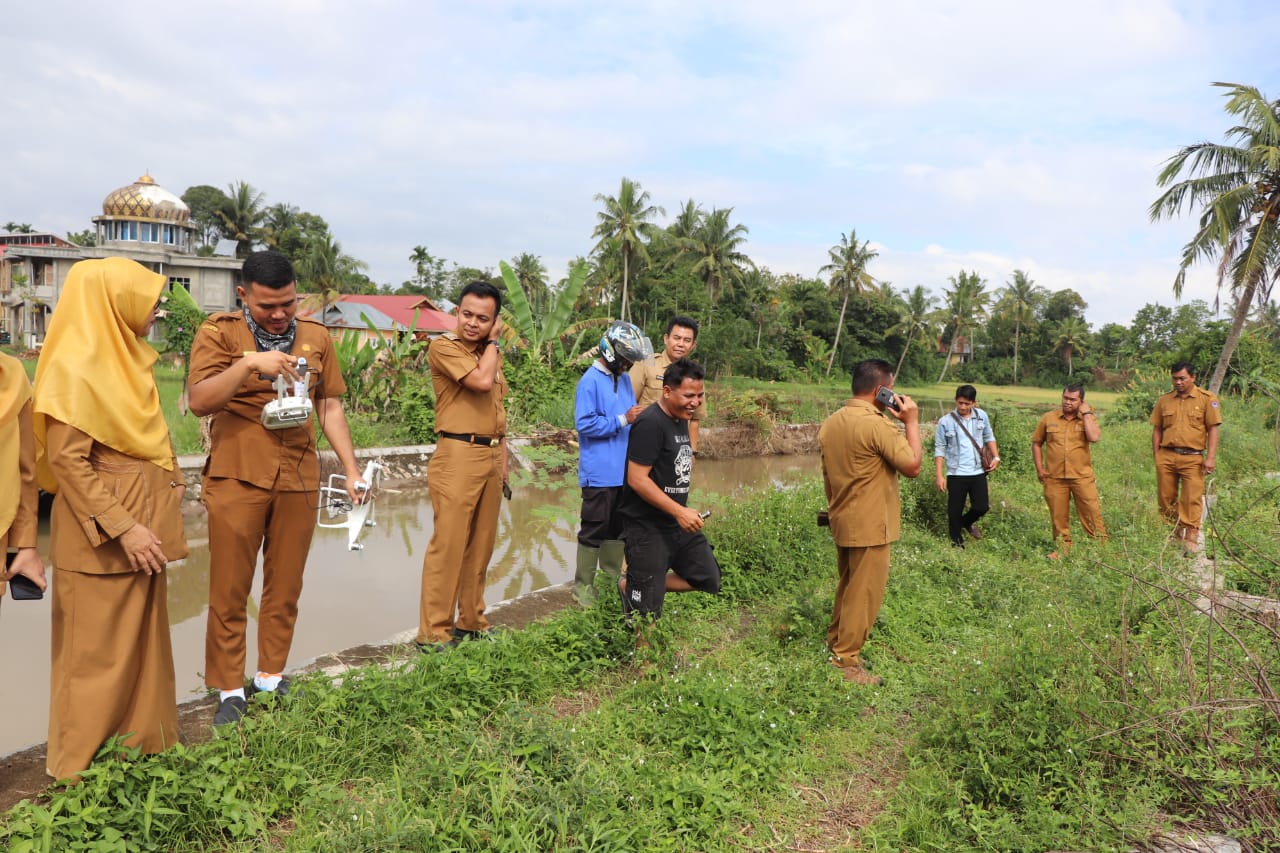 Pemko Tinjau Banjir Di Batang Pulau Parambahan, Camat Latina : Pembangunan Normalisasi Prioritas Kita