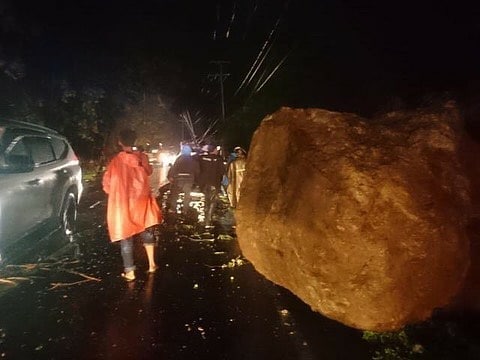 Longsor di Bukit Lampu, 3 Penumpang Mobil Kritis Tertimpa Batu Besar
