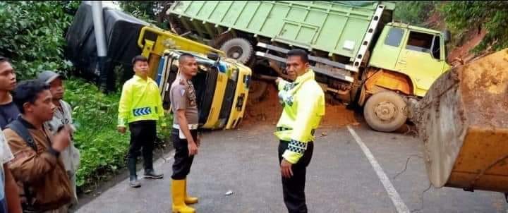 3 Unit Kendaraan Terbalik Dihantam Longsor Kawasan Koto Alam, Limapuluh Kota