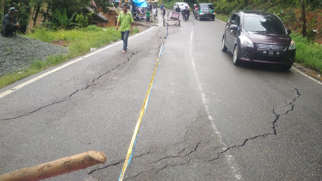 Tanah Bergerak Koto Alam Mulai Menyentuh Aspal Jalur Sumbar Riau, Transportasi Menggunakan Sistem Buka Tutup