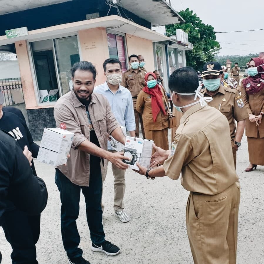 Patut Ditiru, Pasutri Asal Pekanbaru ini Bikin dan Jahit Masker Untuk Dibagikan Secara Gratis