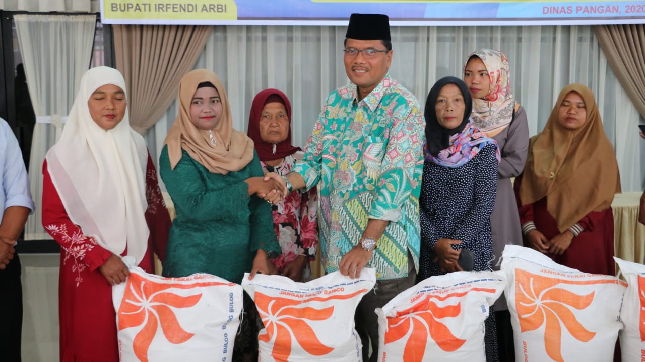 Pasca Bencana Banjir dan Longsor, Bupati Irfendi Arbi Serahkan Bantuan Pangan