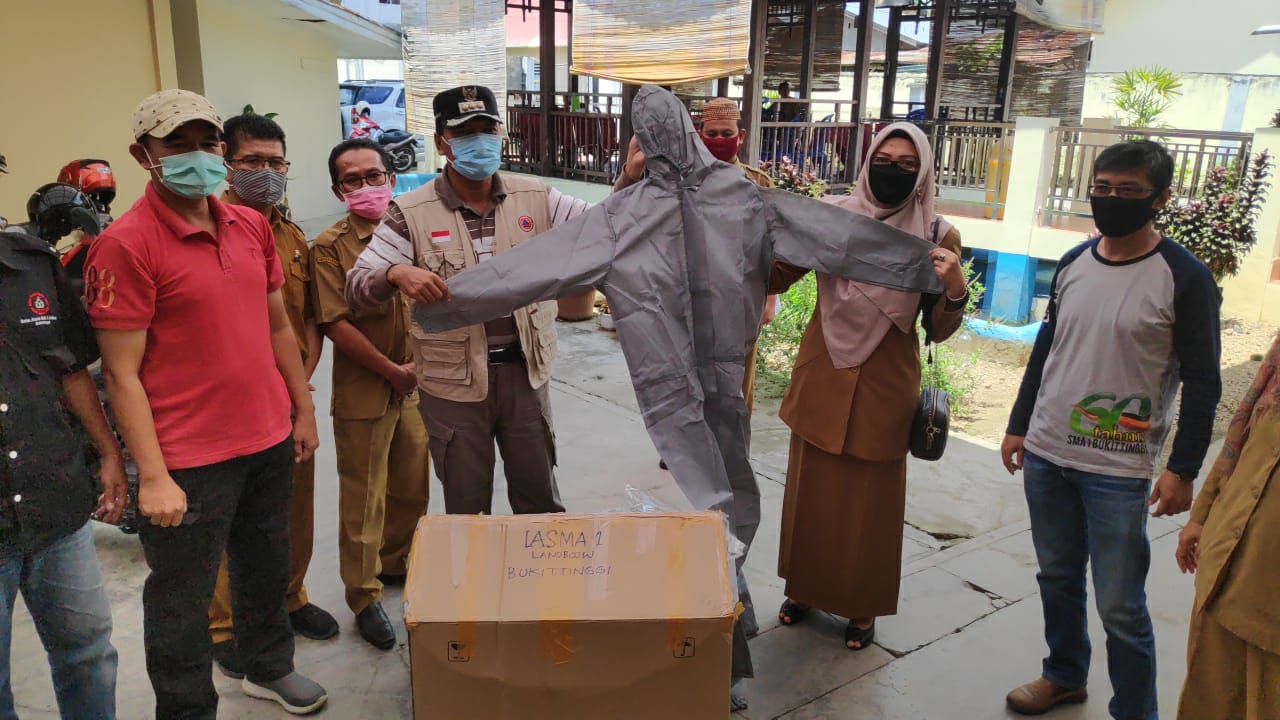 Bupati Limapuluh Kota Terima Bantuan APD Dari Alumni SMA 1 Bukittinggi