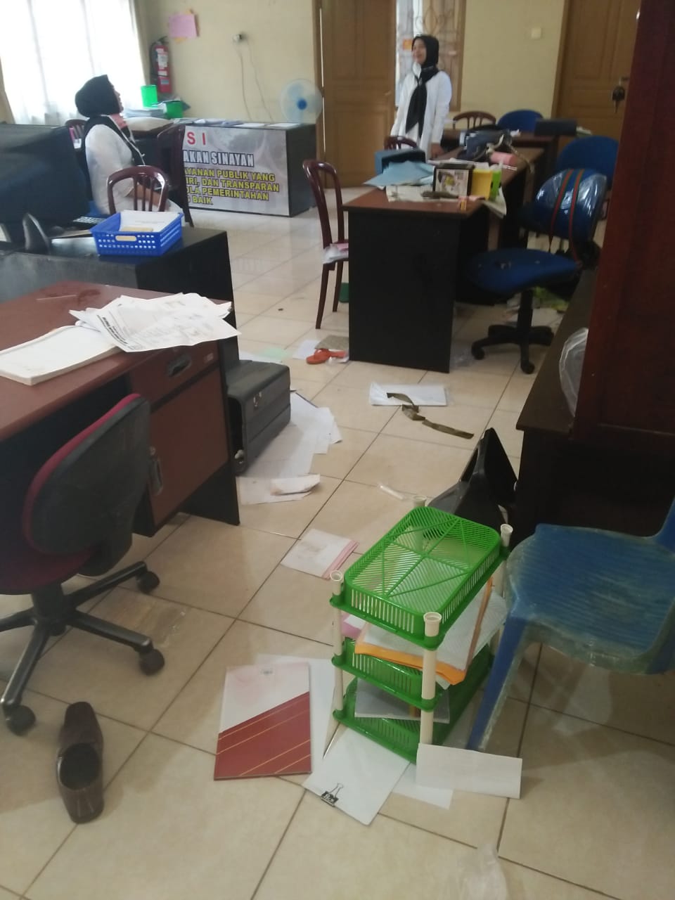 Terdampak Covid 19, Belasan Monyet Lapar Jarah Kantor Lurah Pakan Sinayan Payakumbuh