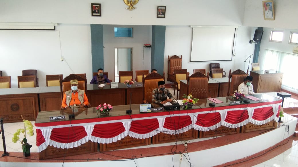 Sidang Tutup Buka Paripurna DPRD Limapuluh Kota Berlangsung Panas, Bupati Dihujani Intrupsi