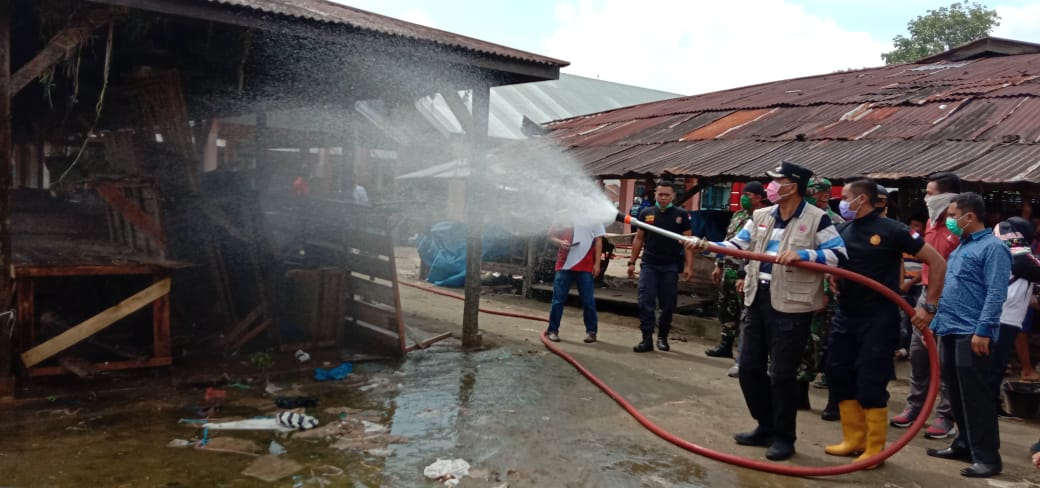 Bupati Limapuluh Kota Lakukan Penyemprotan di Pasar Piladang