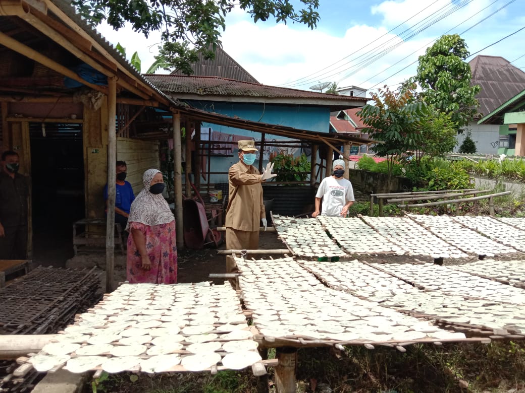 Meski Ditengah Pandemi Covid 19, Usaha Kerupuk masyarakat Tetap Berjalan