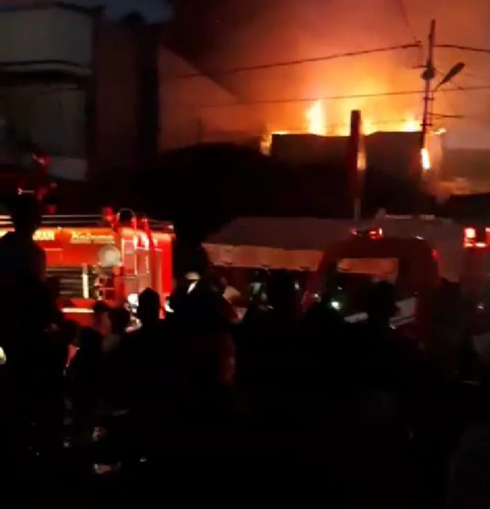 Kebakaran Yang Melanda Dua Toko di Padang Ditaksir Mengalami Kerugian Mencapai 1 Milyar