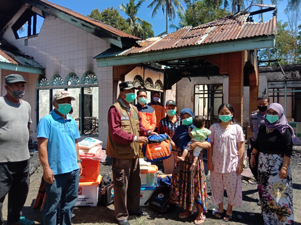 Bupati LimapuluhKota Datangi Korban Kebakaran di Mungka