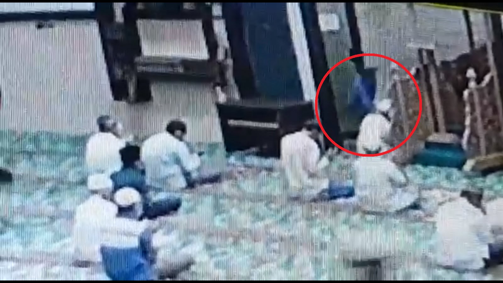 Ajaib, Ditusuk Dengan Pisau Imam Mesjid Alfalah Pekanbaru Tidak Luka