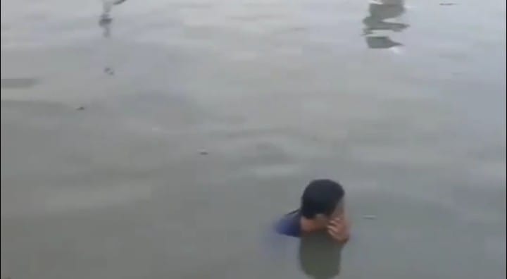 Pelaku Pencurian Kotak Infak Mesjid di Tilatang Kamang Agam, Dihajar dan Direndam Dalam Kolam