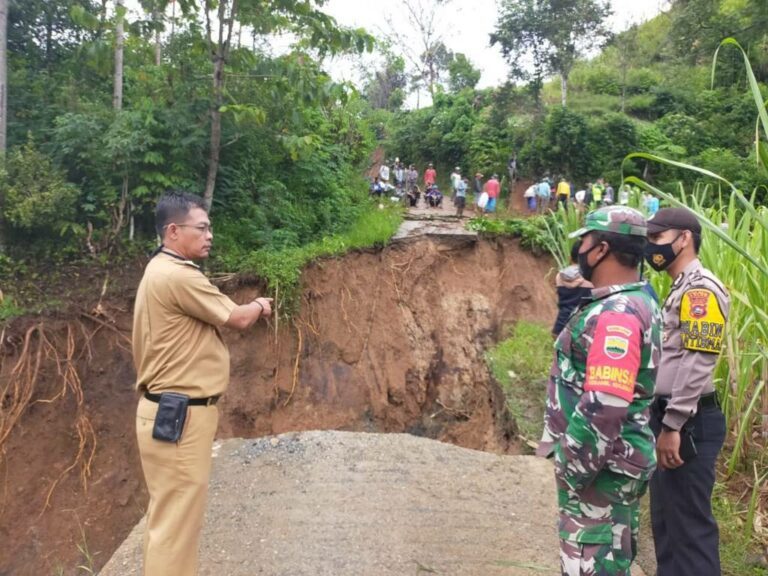 Diterjang Luapan Air Bah, Satu Ruas Jalan di Talang Bungo Kabupaten Solok Putus dan Terban
