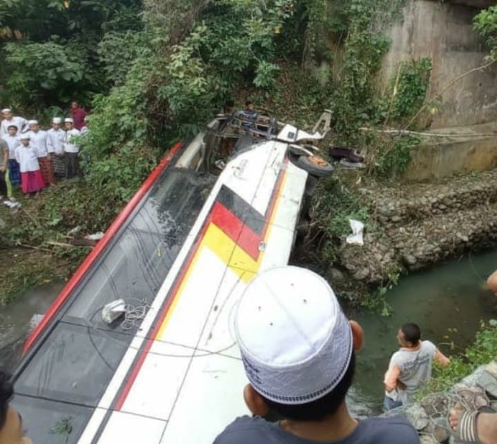 Bus Rombongan Pemkab Agam Terjun ke Jurang, 2 Orang Dikabarkan Tewas