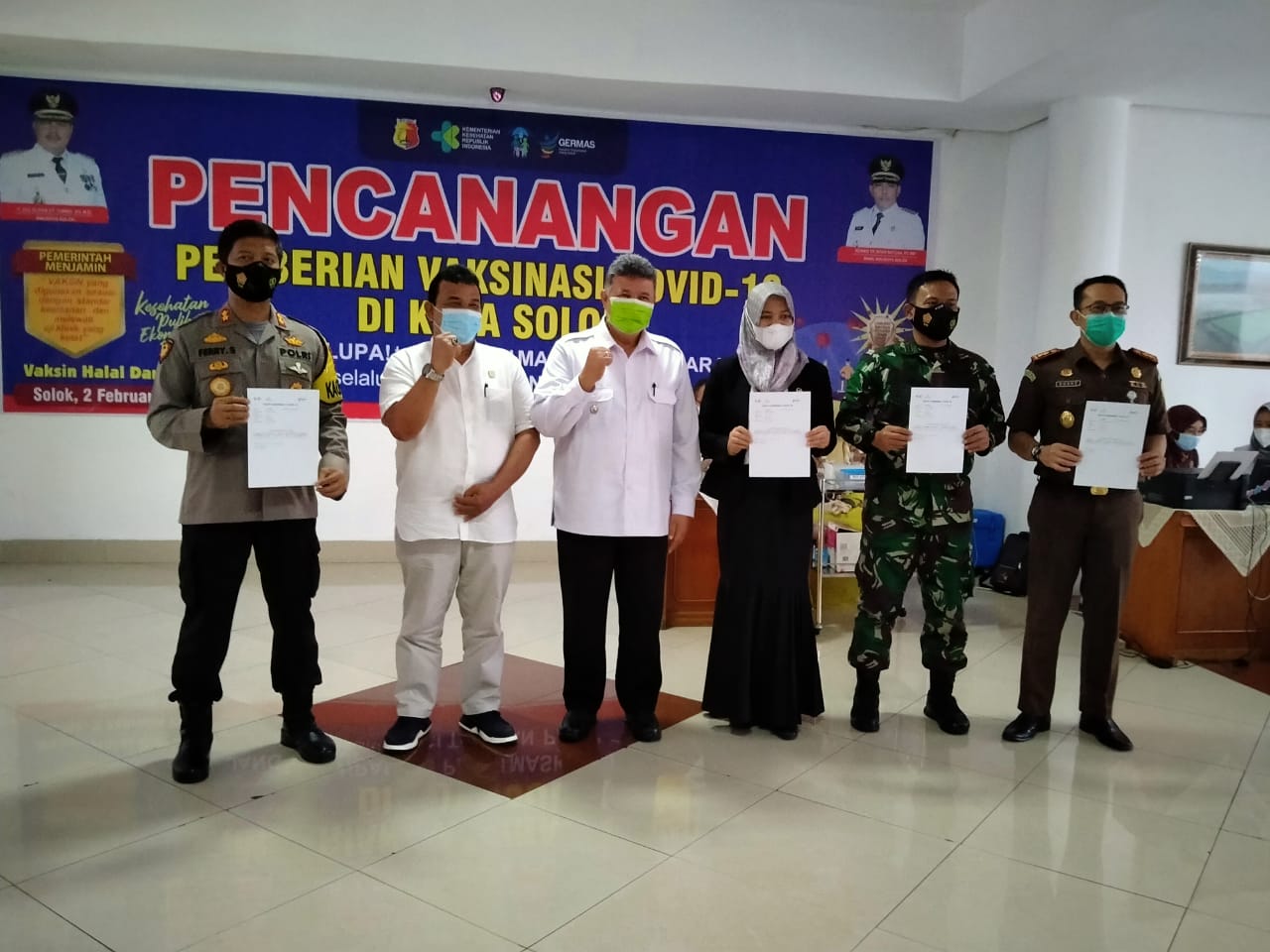 Kapolres Solok Kota Orang Pertama di Suntik Vaksin Covid-19 Sinovac