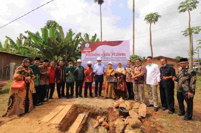 UMSB Payakumbuh Bangun Mesjid, Wako Riza Falepi Letakkan Batu Pertama