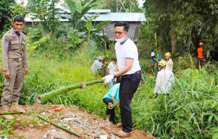 Erwin Yunaz Pimpin Goro Pengamanan Tebing Di Tepian Batang Lamposi