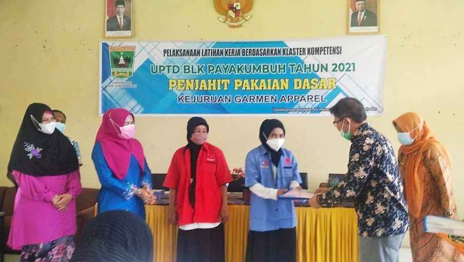 16 Ibu-Ibu Dapat Pelatihan Menjahit Garmen Apparel Di BLK