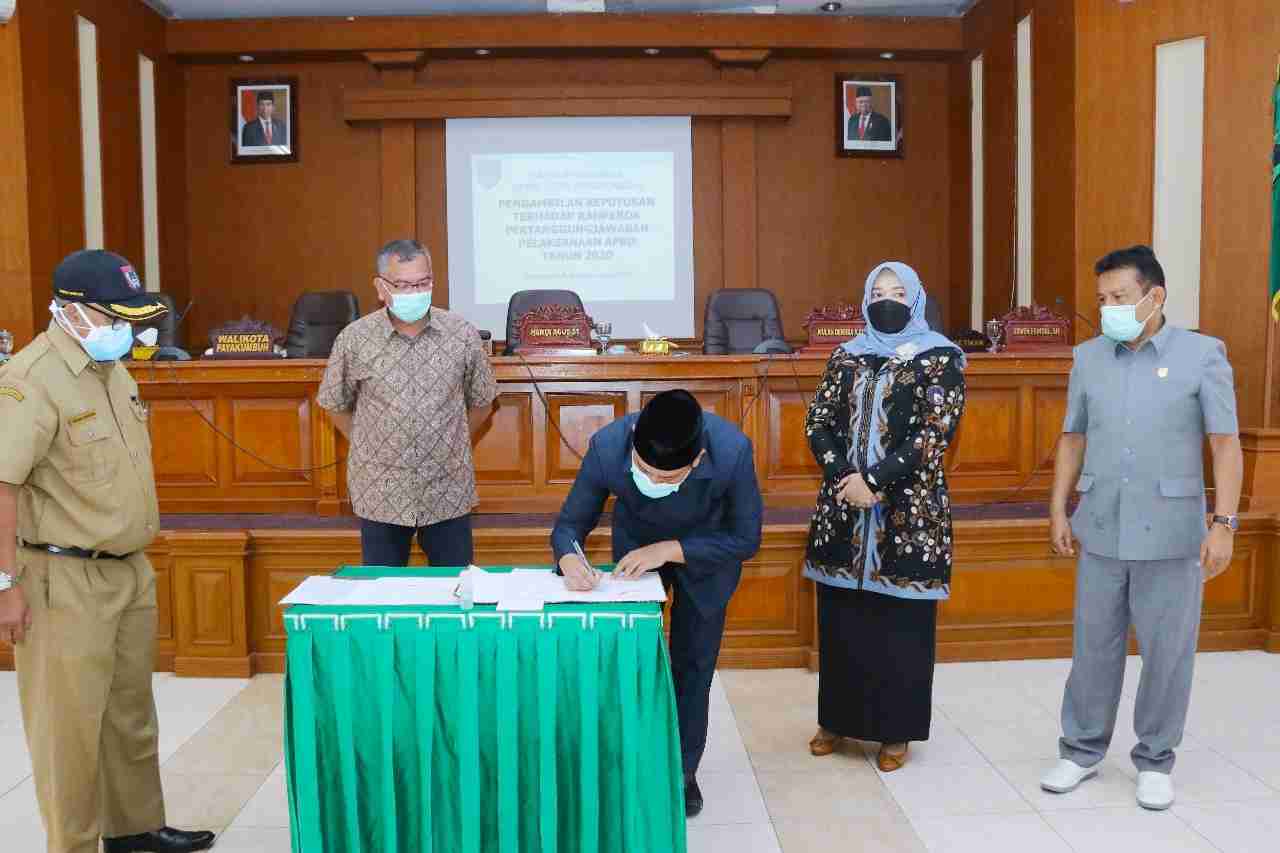 Ranperda Pertanggungjawaban Pelaksanaan APBD 2020 Disahkan DPRD Dihadiri Wako Riza Falepi