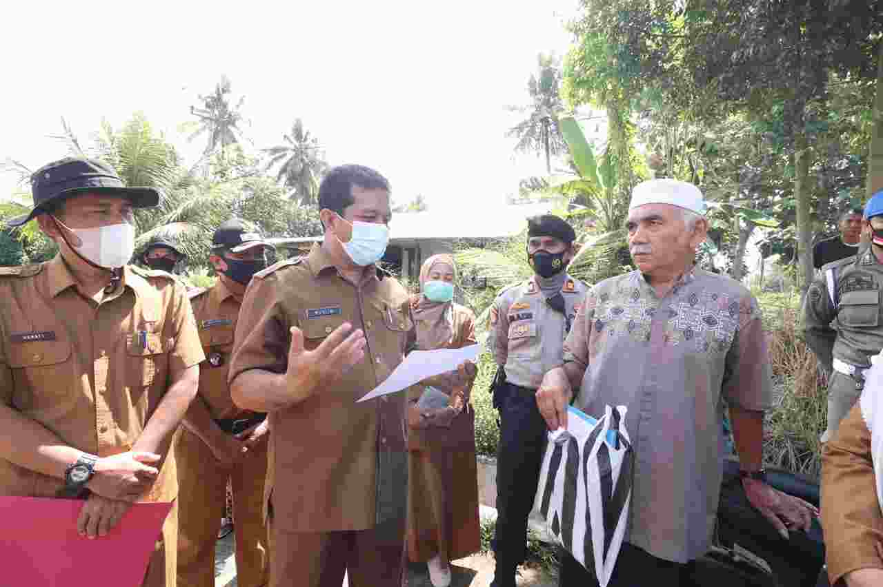 Langgar Aturan, Tim Penertiban Bangunan Dinas PUPR Lakukan Penyegelan