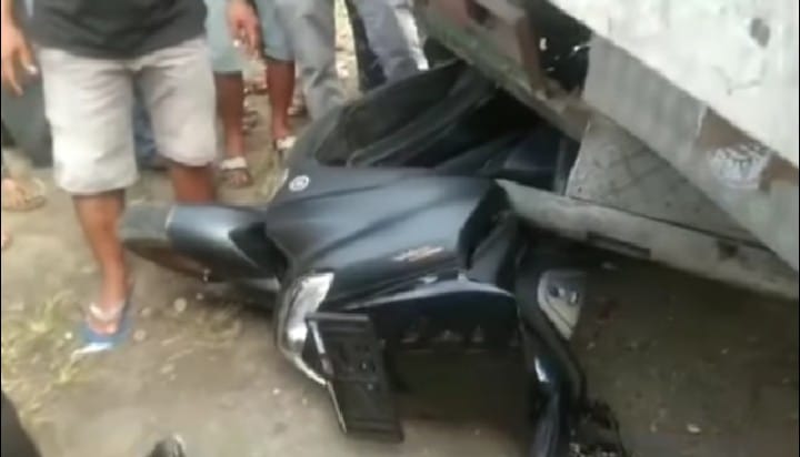 Kejar Kejaran Korban dan Pencuri Burung Berujung Motor Masuk Kolong Truk di Padang