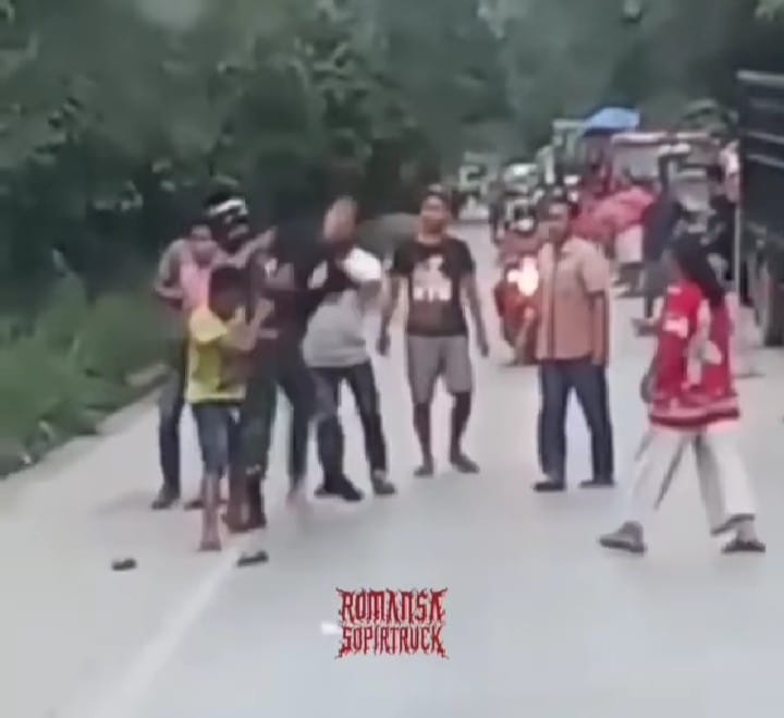 Premanisme Terhadap Sopir Truk! Meski Ada Aparat TNI, Korban Tetap Mendapat Tendangan Bruce Lee