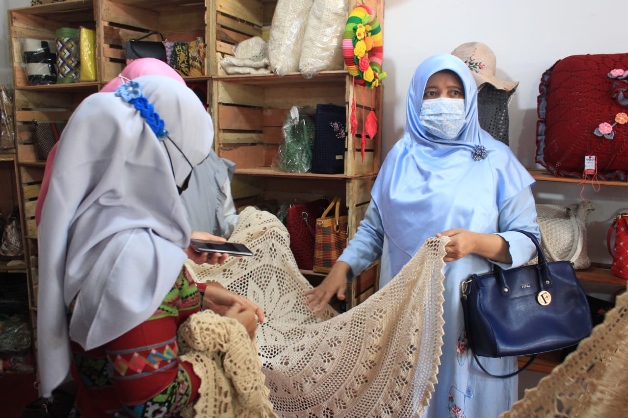 Terus Support IKM, Ketua Dekranasda Kota Payakumbuh Henny Riza Falepi Turun Lapangan