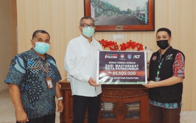 Payakumbuh Peduli Palestina, Wako Riza Falepi Serahkan Donasi Masyarakat