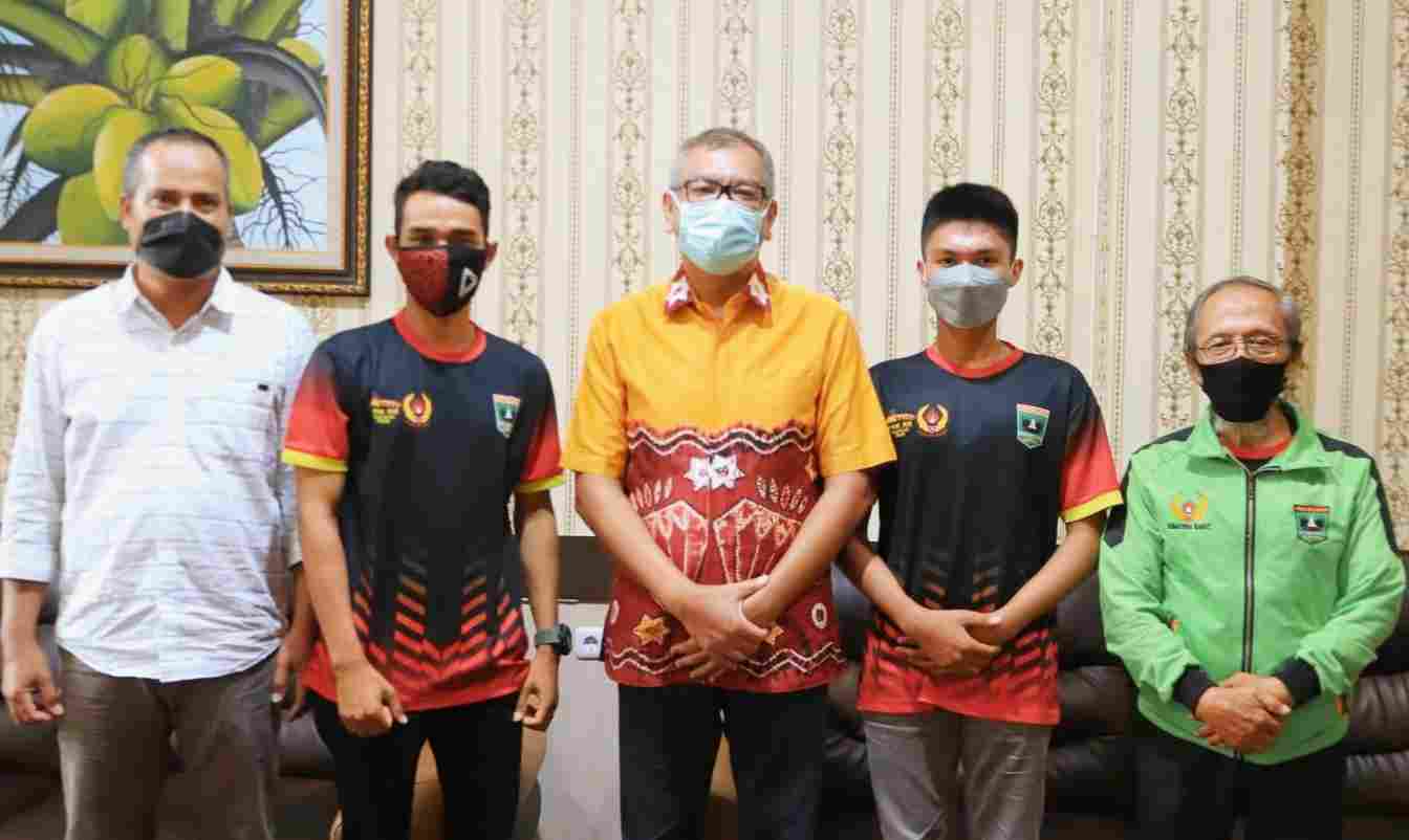 Diruang Kerjanya, Wako Riza Falepi Lepas Atlet Paralayang PON 2021 Payakumbuh