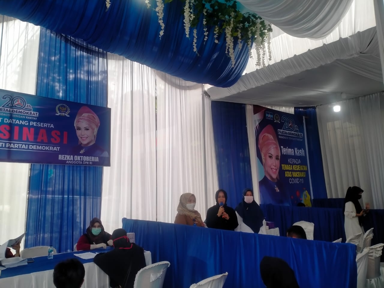 Perdana di Payakumbuh, Rezka Otoberia Gelar Vaksin dan Bagi Sembako