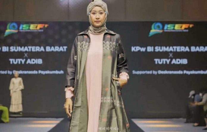 Tenun Balai Panjang Payakumbuh Sukses Pukau Pengunjung Di Ajang ISEF 2021