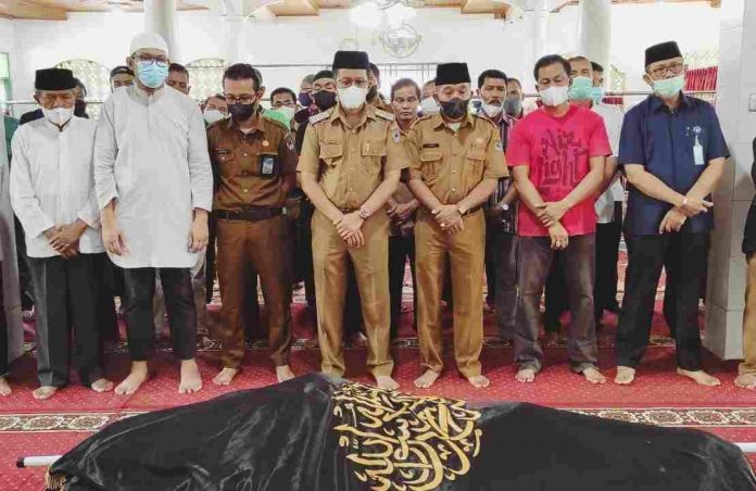 ASN Diskominfo Payakumbuh Tutup Usia, Mewakili Pemko Erwin Yunaz Sampaikan Duka Mendalam