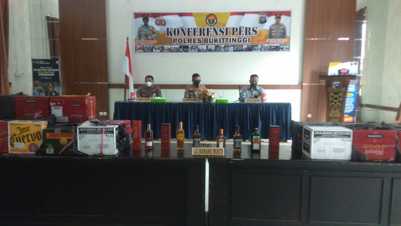 Ratusan Botol Minuman Keras Berbagai Merek Diamankan Satreskrim Polres Bukittinggi.
