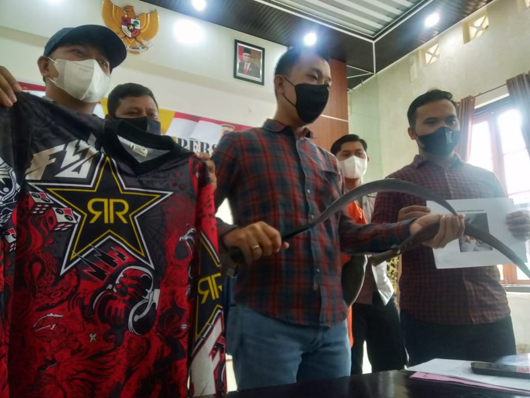 Seorang Montir Tebas Tangan Warga Yang Berusaha Menegur Karna Sering Bawa Wanita Ke Bengkelnya