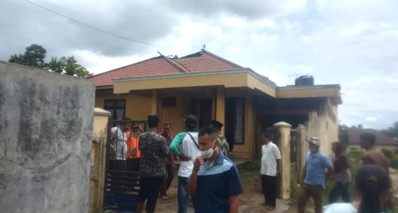 Gerak Cepat Warga Mengatasi Kebakaran Rumah Di Nagari IV suku Taluak Kabupaten Agam