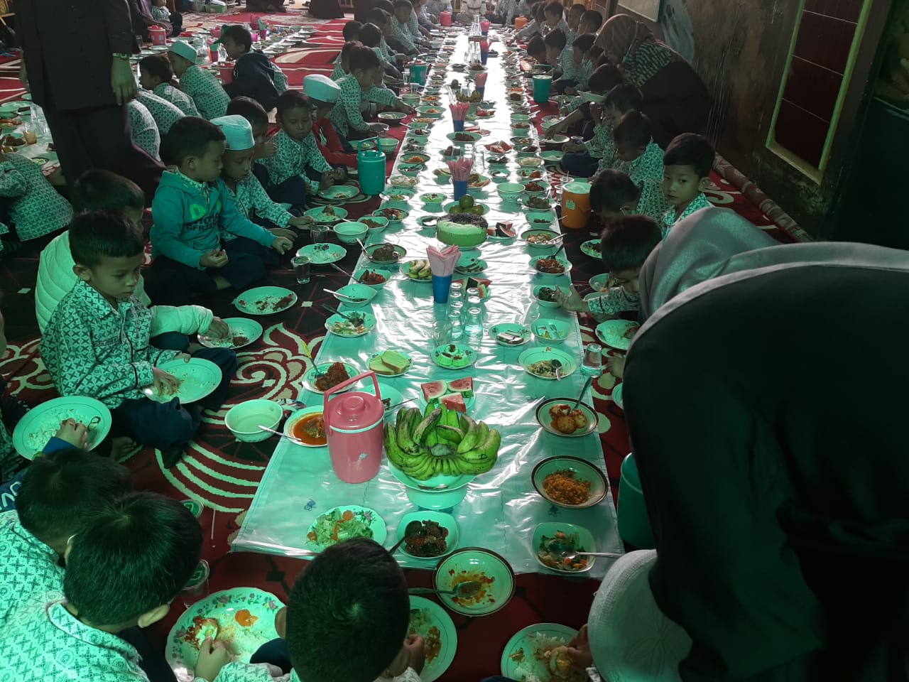 Tradisi Makan Baseprah Diperkenalkan Pada Murid TK Aisyiyah l Bukittinggi
