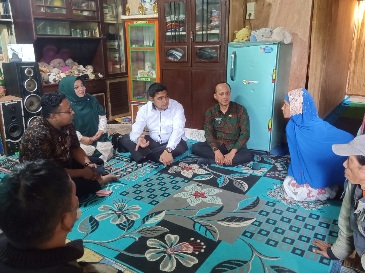 Berlinang Air Mata, Suryani Saat Hutangnya Ke Rentenir Dilunasi Camat MKS