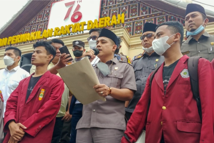 Empat Tuntutan Mahasiswa Aksi Demo DPRD Bukittinggi