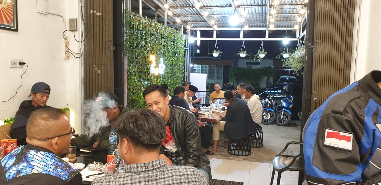 Erman Safar akrab bersama warga di Cafe”Coffee Raso_Kopi” Mandiangin