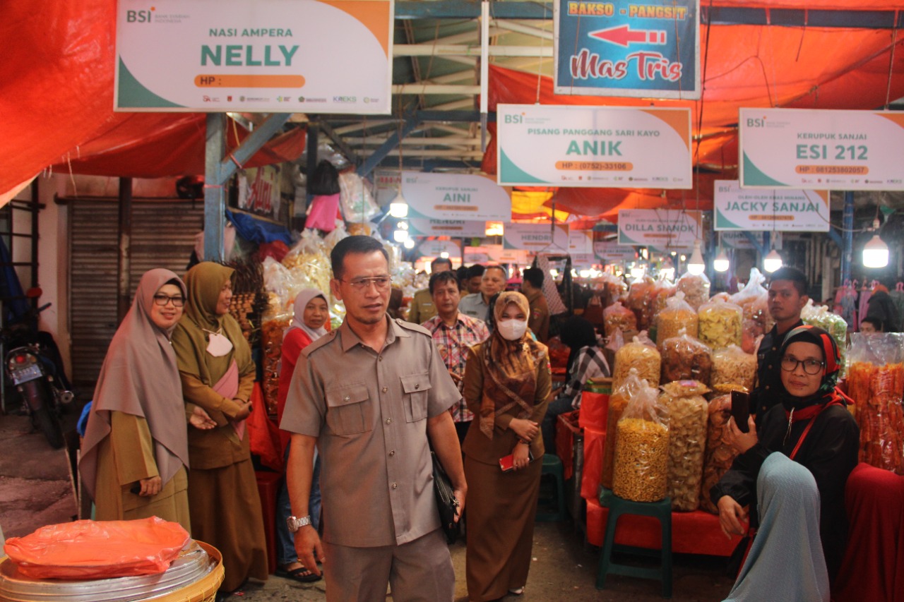 Kadis Koperasi dan UKM Beserta Anggota Komisi ll DPRD Tinjau Lokasi Pedagang Sanjai Bukittinggi