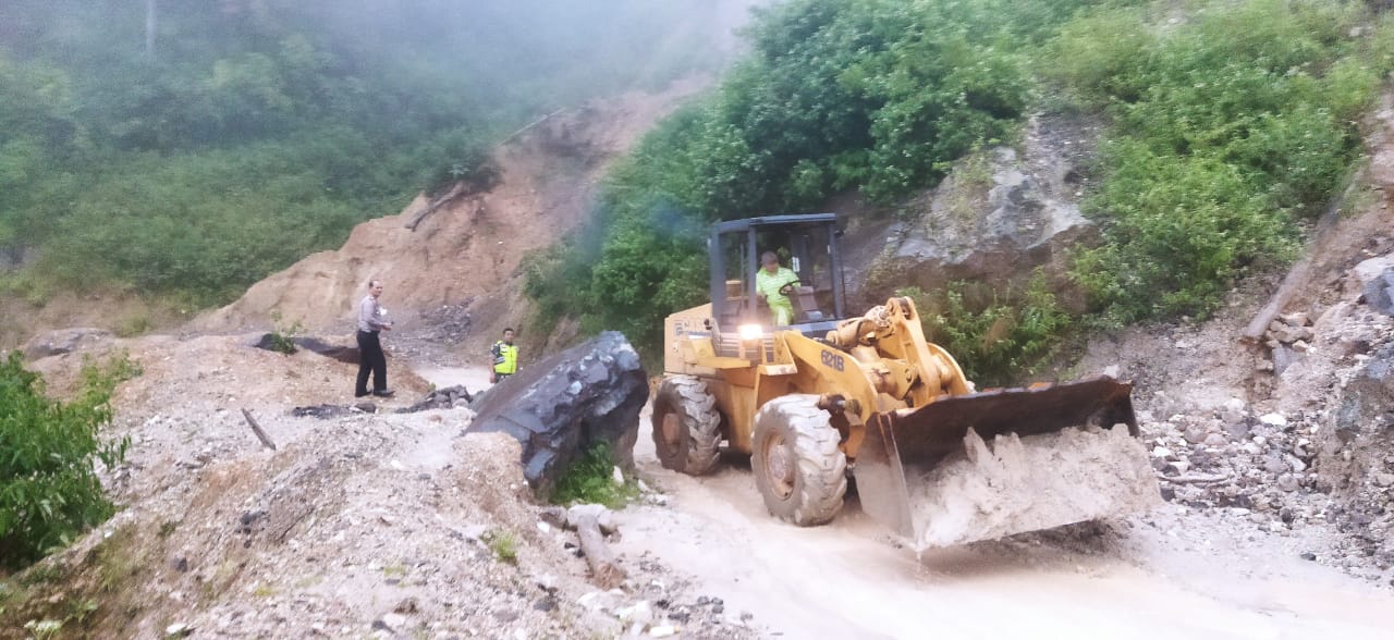 Intensitas Hujan Tinggi Akibatkan Longsor Di Malalak-Agam