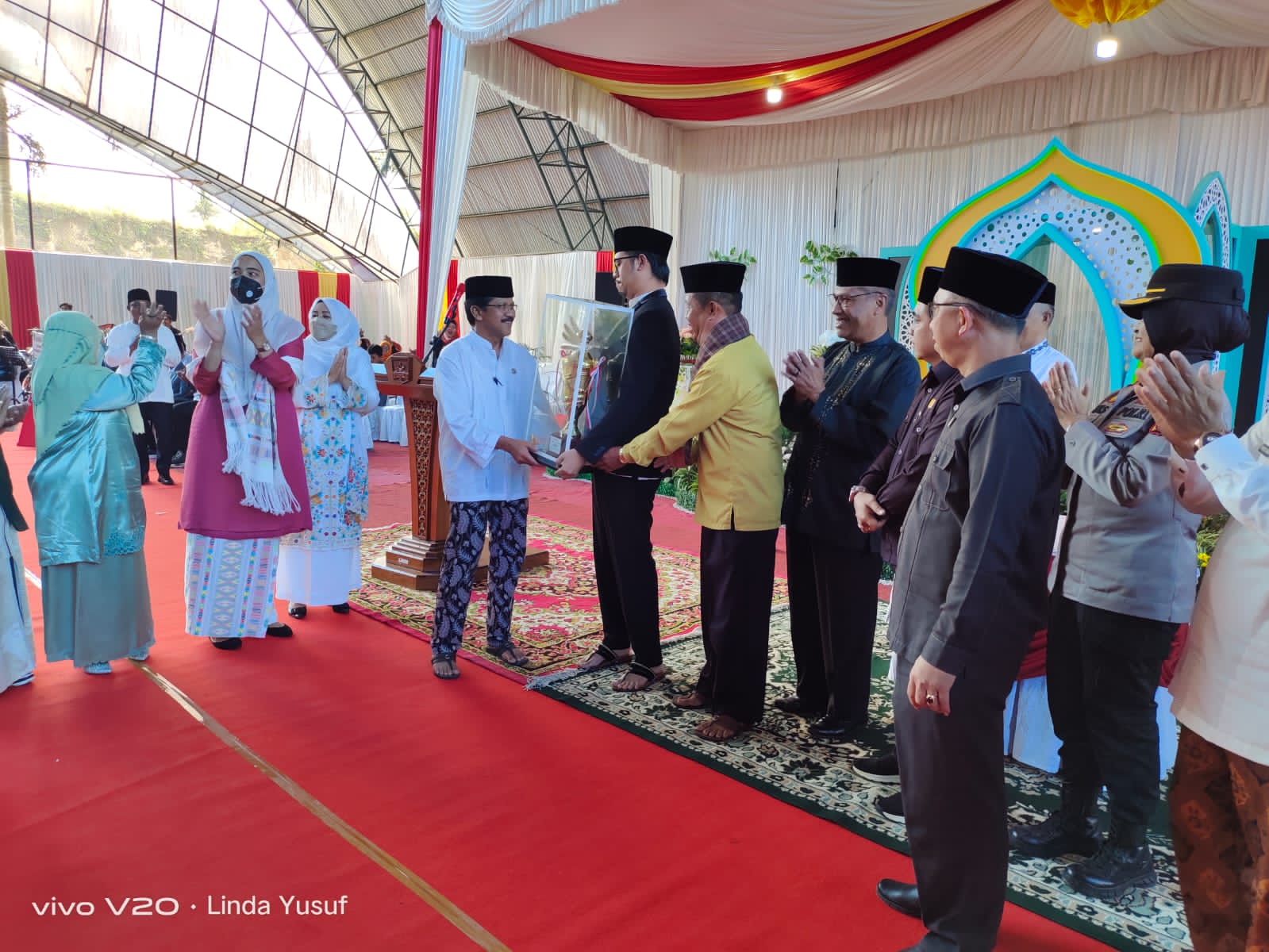 Tunaikan Janjinya Walikota Bukittinggi Serahkan Gaji Satu Bulan Pada Peraih Juara Umum MTQ Ke 40 Tingkat Kota Bukittinggi