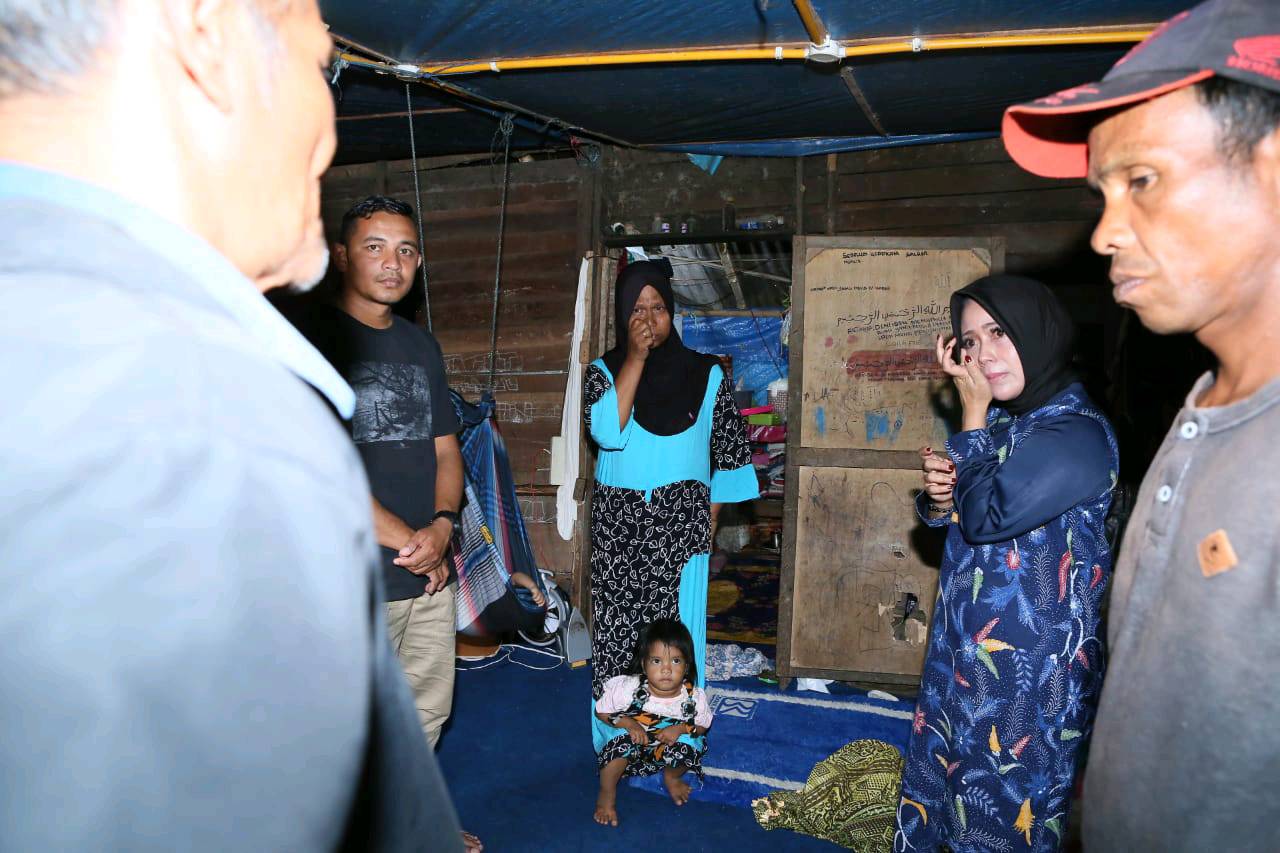 Bedah Rumah, Berurai Air Mata Pemilik Rumah Ucapkan Terima Kasih Kepada Rezka Oktoberia