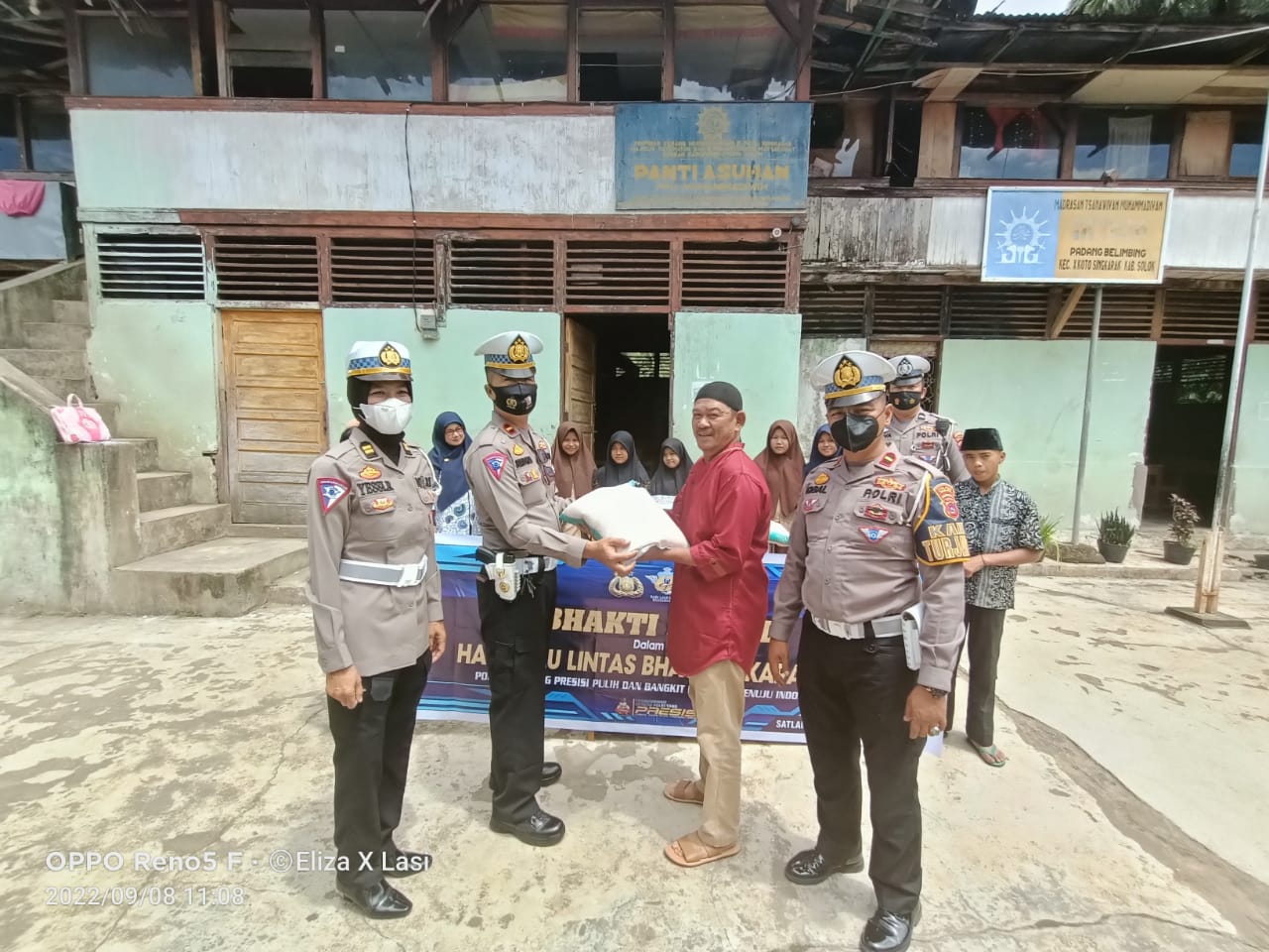 250 Paket Sembako Dibagikan Satlantas Polres Solok