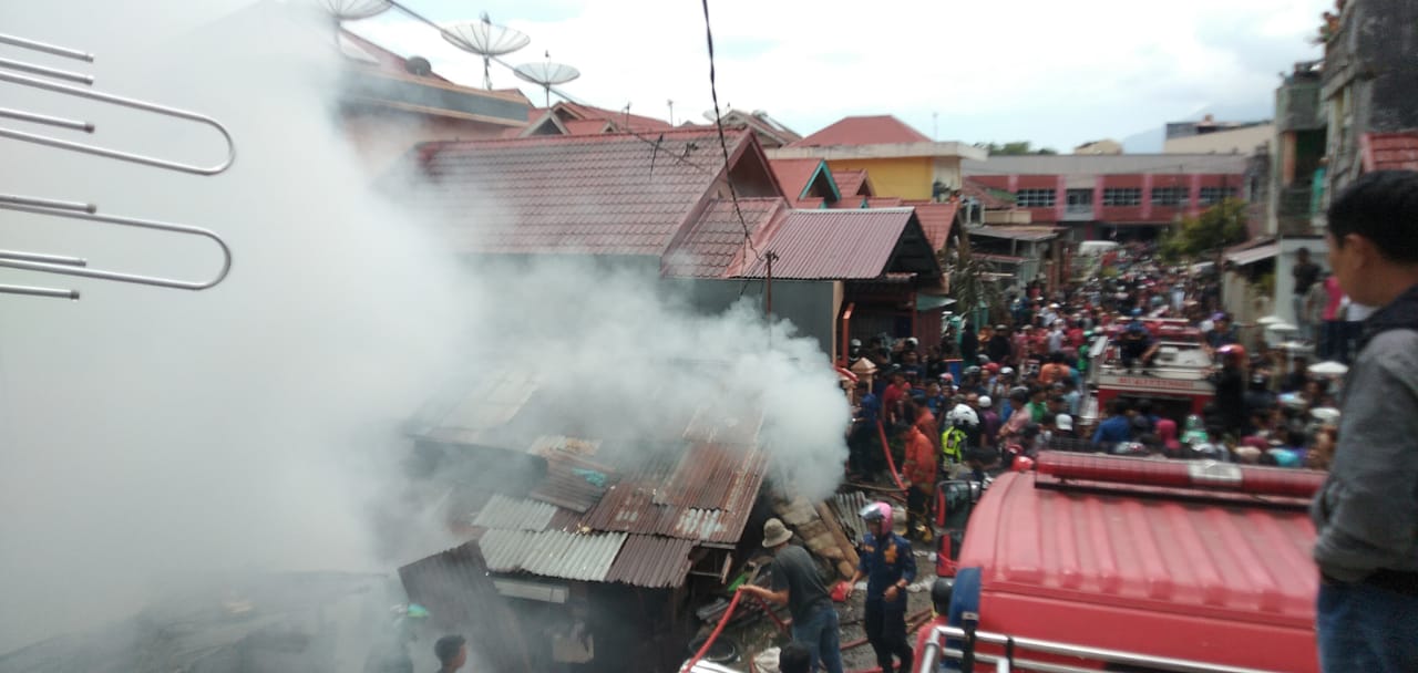 Kebakaran Hebat, Selang Beberapa Menit Hanguskan 6 Petak Rumah